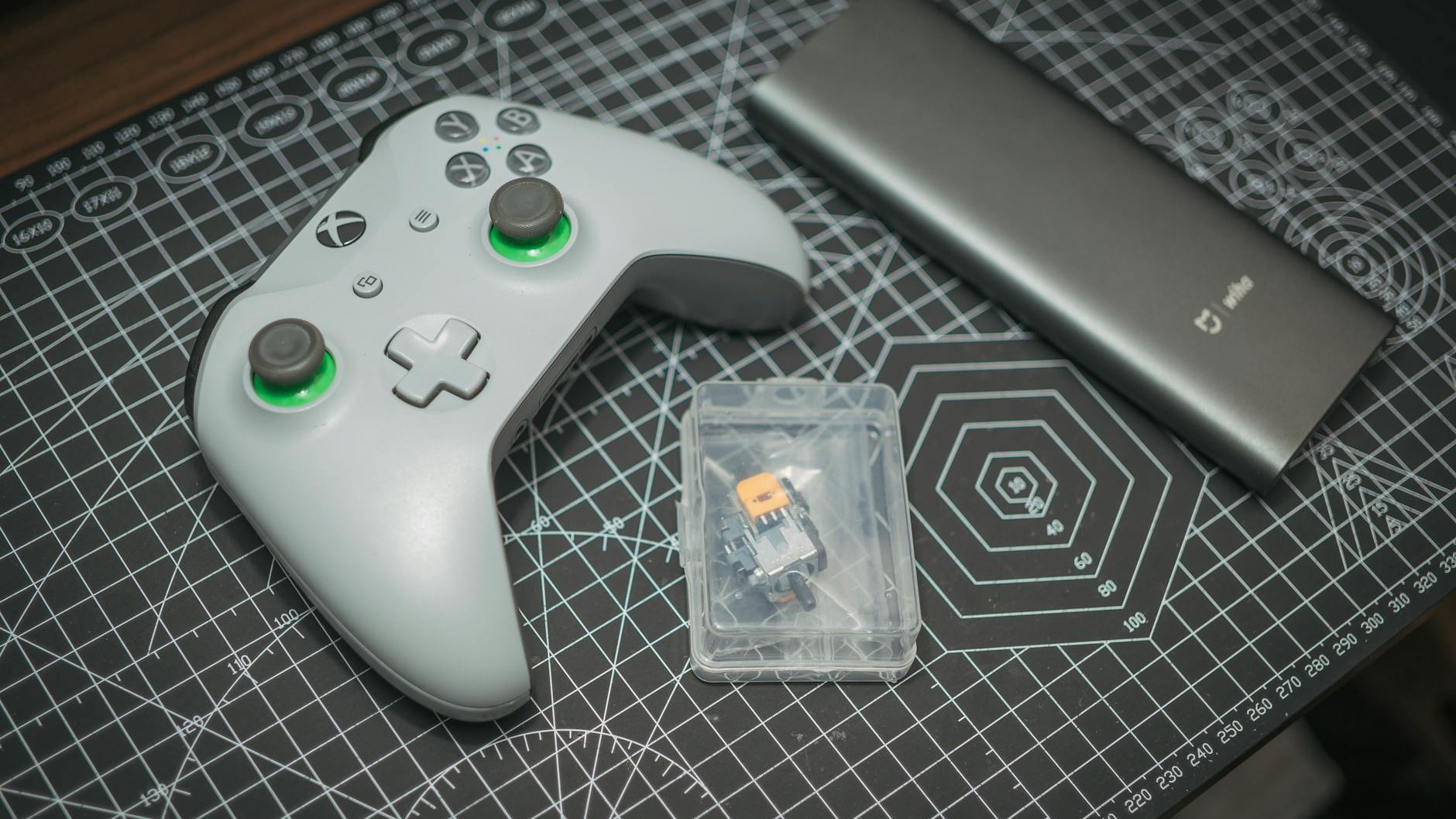 Je rangeais ma manette Xbox dans un tiroir avec les piles dedans : en six mois, les contacts étaient foutus