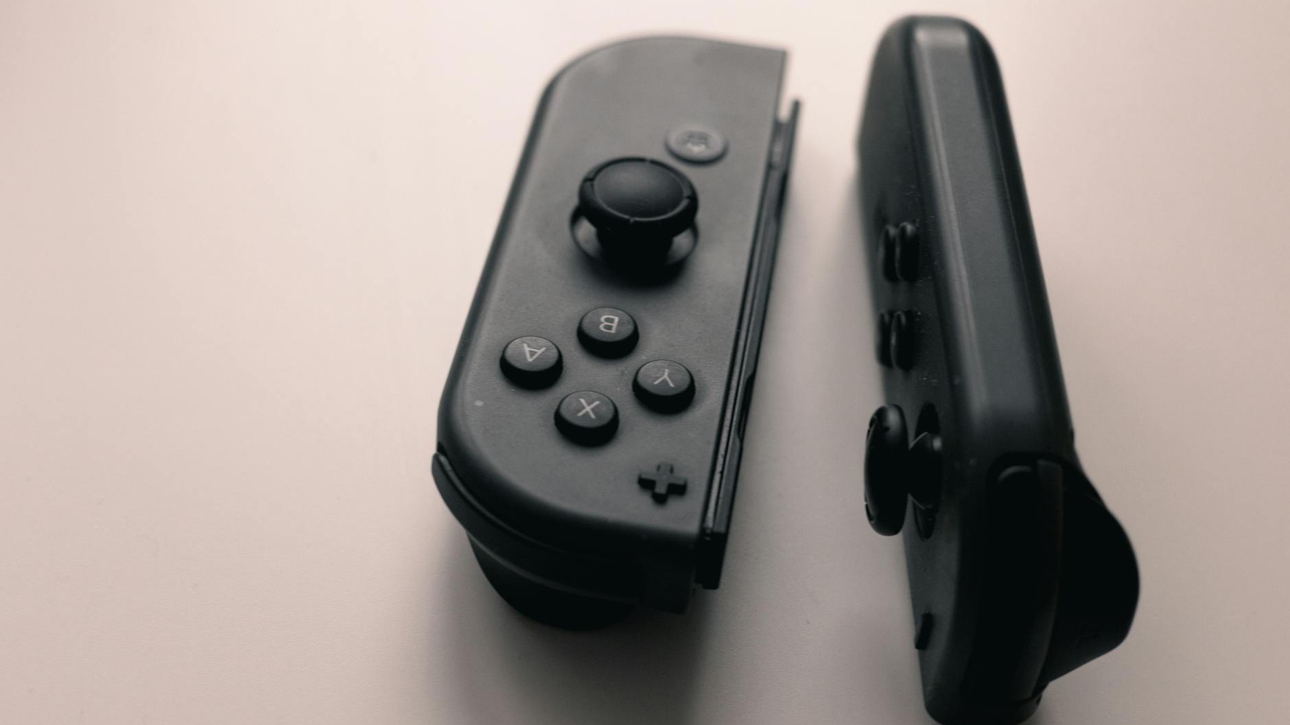 Je laissais mes Joy-Con sur le dock depuis un an et demi : en les reprenant en main hier, j'ai senti que la coque arrière ...