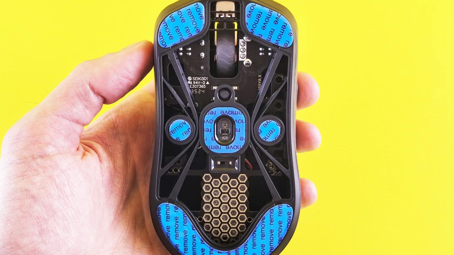 Je nettoyais ma souris gaming à l'alcool comme tout le monde : au bout de 2 mois, le capteur était fichu