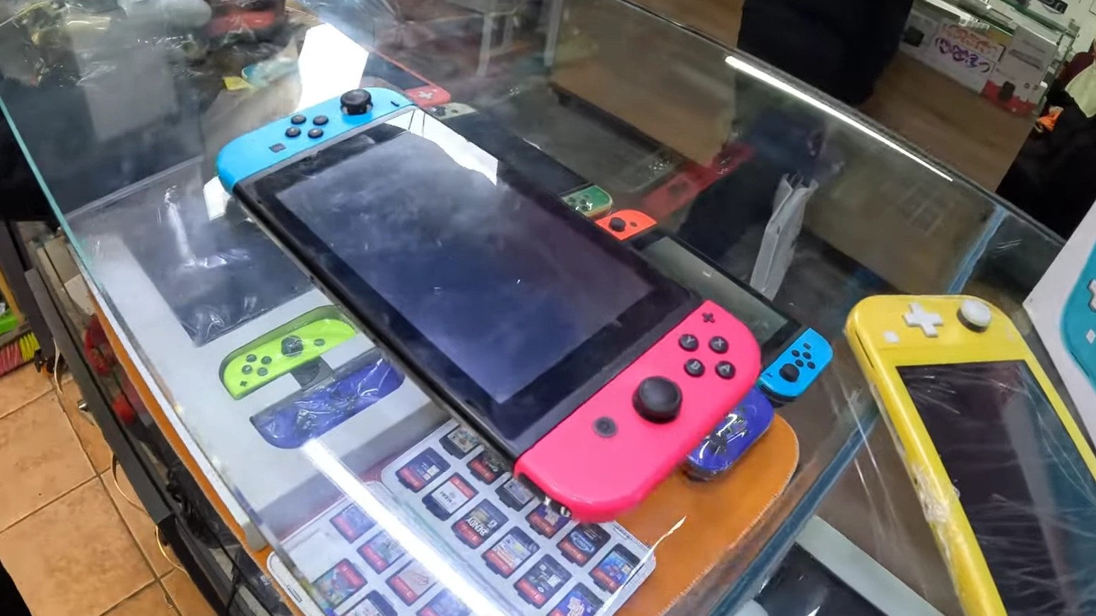 J'ai acheté une Switch 2 d'occasion sans rien vérifier : quand le technicien a ouvert la coque devant moi, j'ai vu ce qu'i...