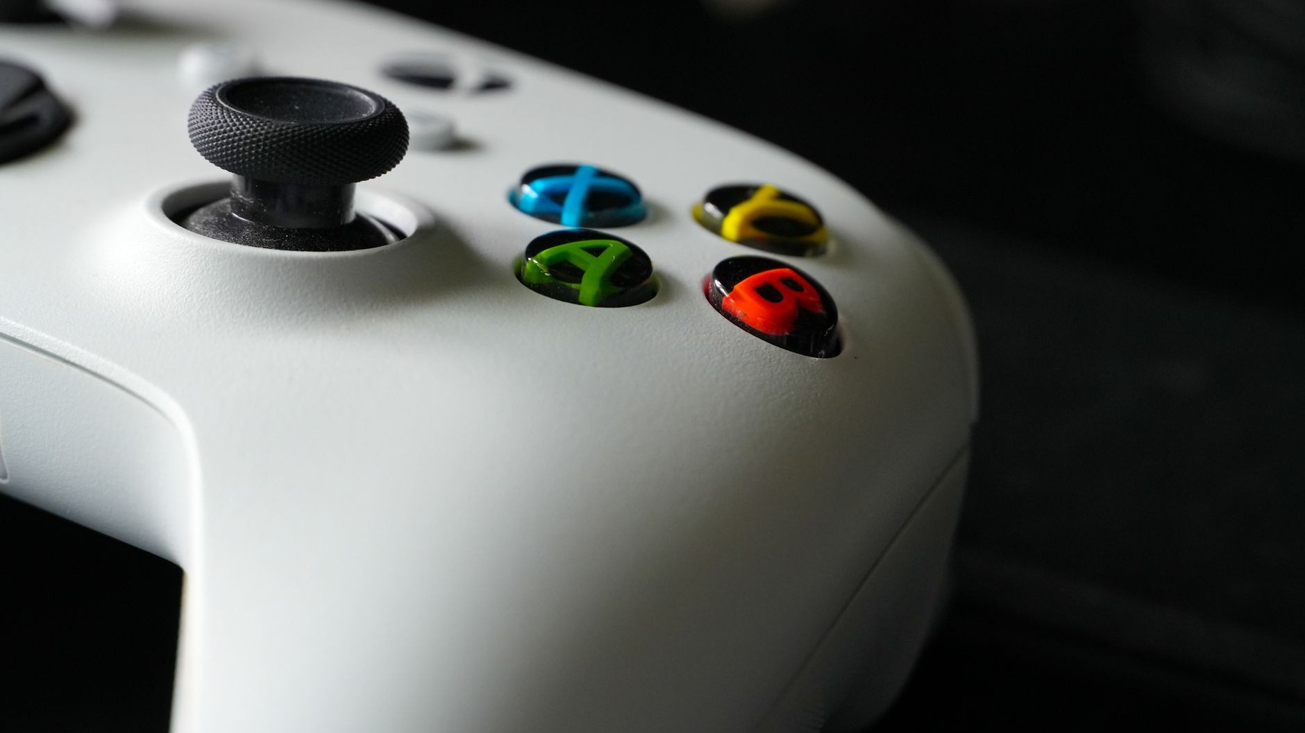 Je laissais ma manette Xbox connectée la nuit sans y penser : au bout de 6 mois, une gâchette a commencé à me trahir
