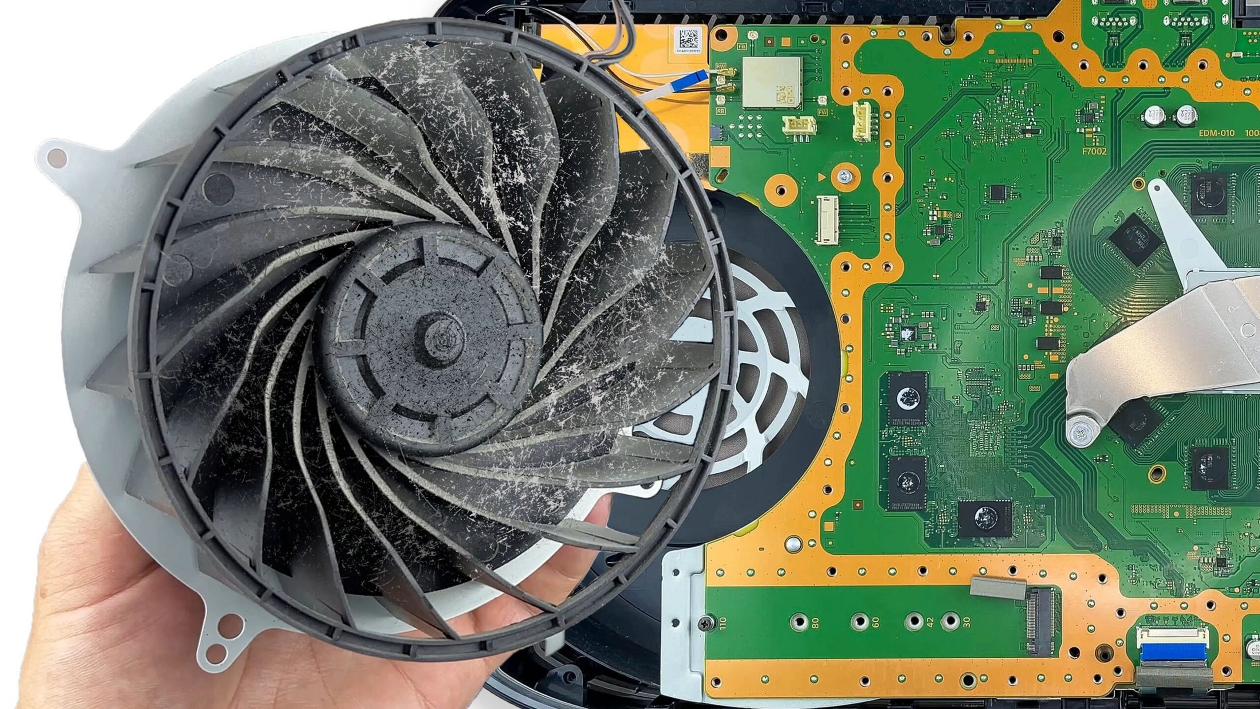 Ma PS5 s'éteignait en pleine partie dès 30°C : quand j'ai ouvert le capot pour vérifier les ventilateurs, j'ai vu ce qui s...