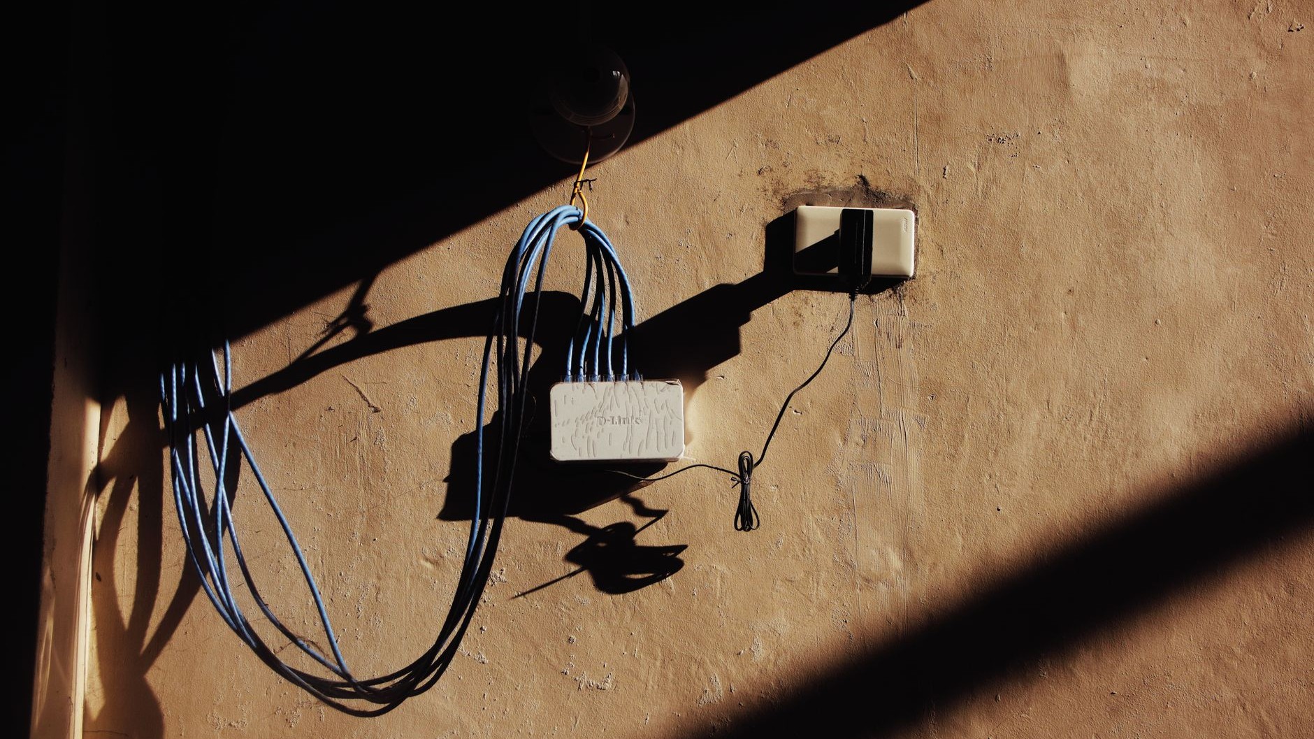 J'ai branché mon adaptateur CPL sur la multiprise du bureau juste pour gagner une prise : trois semaines plus tard, j'ai c...