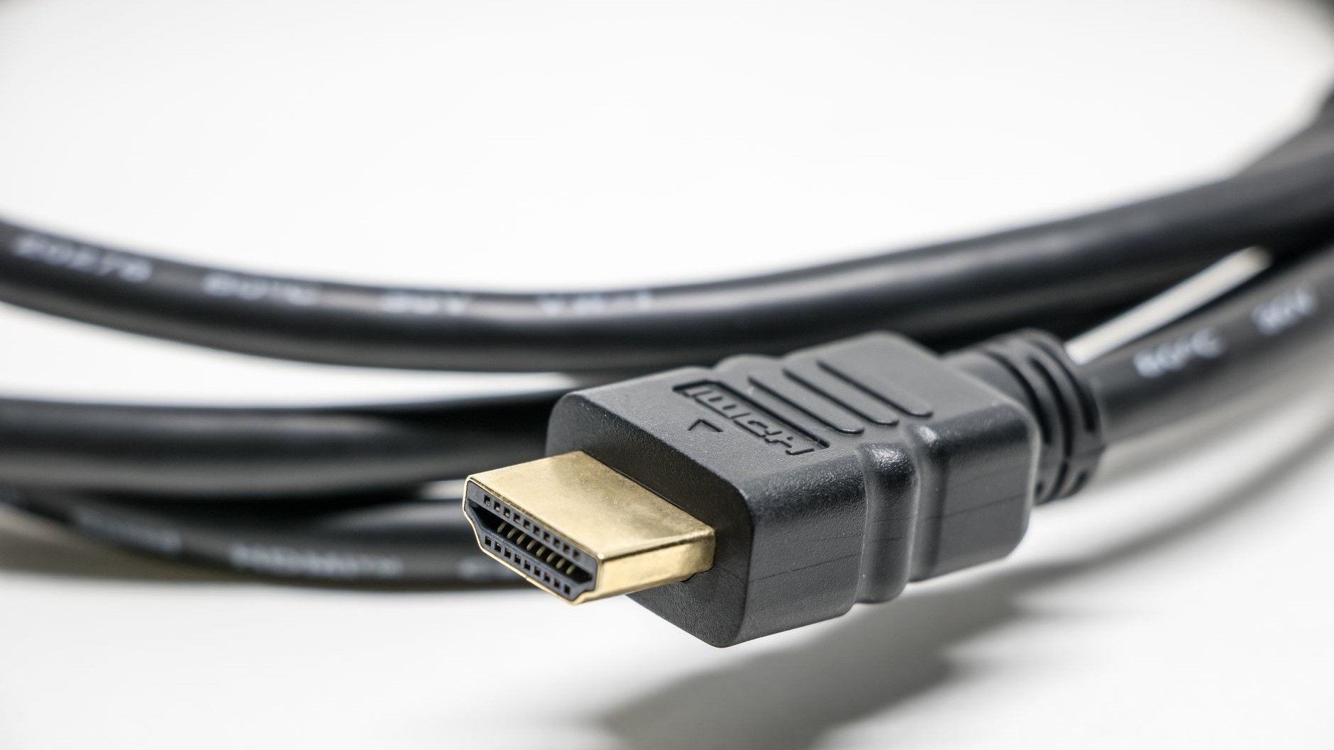 J'ai gardé le câble HDMI fourni avec mon ancienne TV juste parce qu'il marchait encore : trois mois plus tard, j'ai compri...