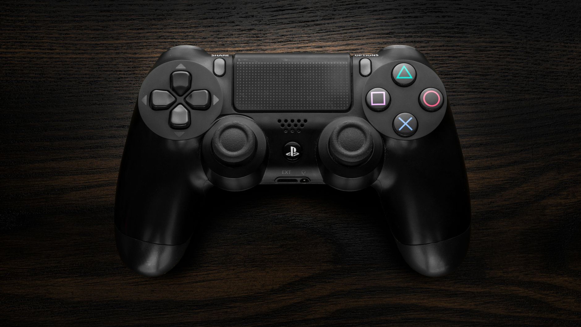 J'ai laissé ma manette PS4 branchée sur le port USB de ma box tout un hiver : l'autonomie n'a plus jamais été la même
