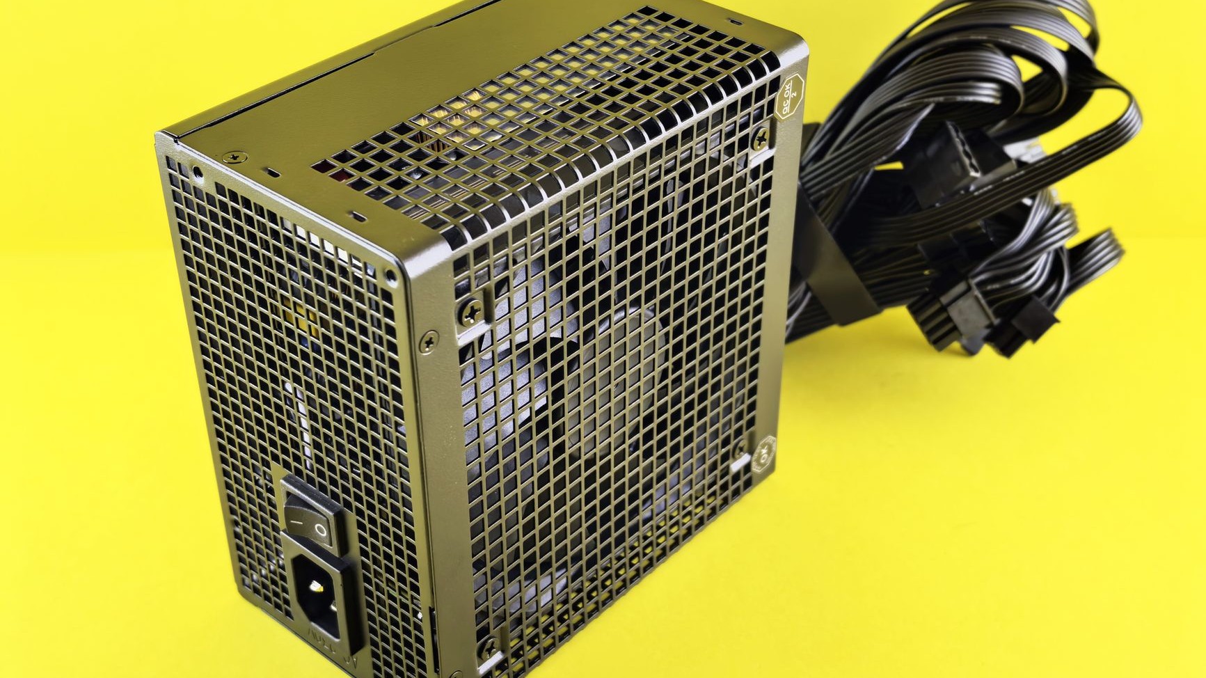 Je croyais qu'un bloc de 550 W suffisait largement pour une carte annoncée à 220 W : l'écran noir en pleine partie n'a jam...