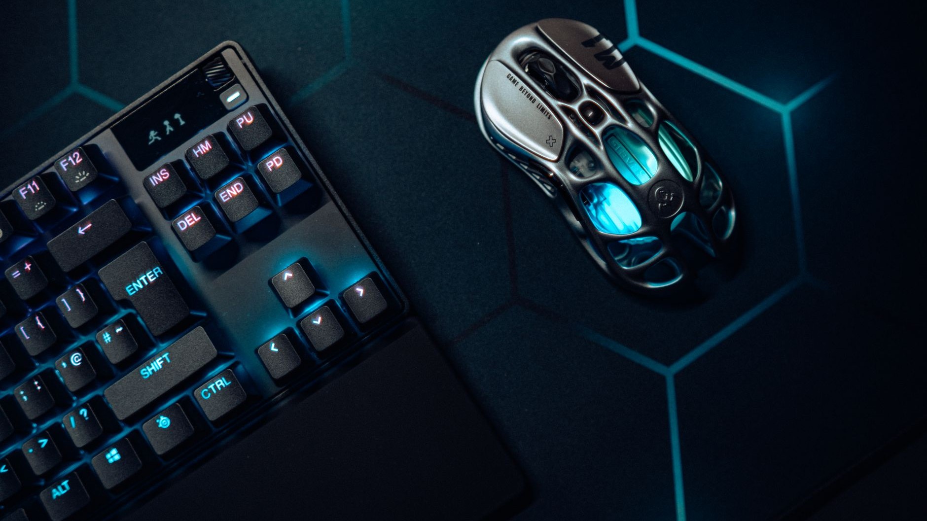 Les patins PTFE d'une souris gaming ramassent la poussière du bureau tout l'été : ce qui raye vraiment le tapis en tissu n...