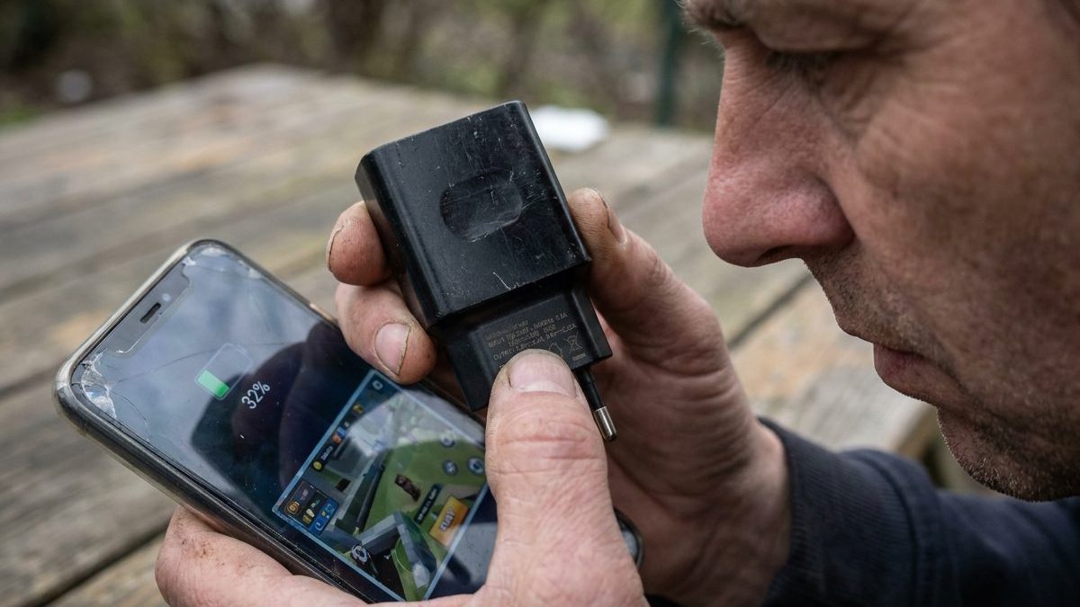 « Chargeur payé 25 €, et une batterie qui descend câble branché » : pourquoi tout se joue sur une mention imprimée au dos ...